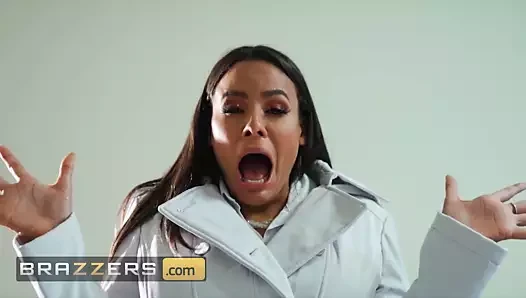 Gostosa Abella Danger é punida por Luna Star